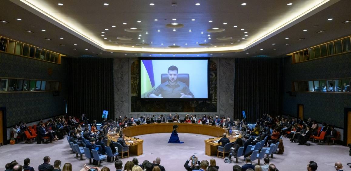 Ukrainas president, Volodymyr Zelenskyj, taler til FN sikkerhetsråd via skjerm fra Ukraina, 5. april, 2022. Foto: UN Photo/Loey Felipe.